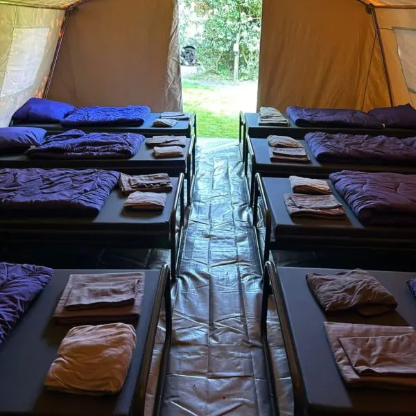 TVN MOQ tent binnenkant bedden beddengoed